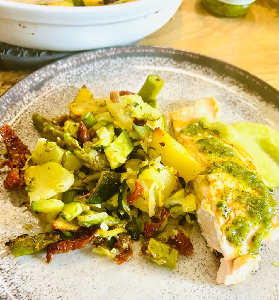 Gemüseplatte mit Lachs auf der Stoneware